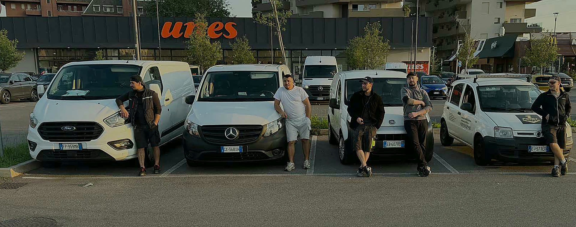 I tecnici di InterFIX davanti ai furgoni, alle porte di Milano