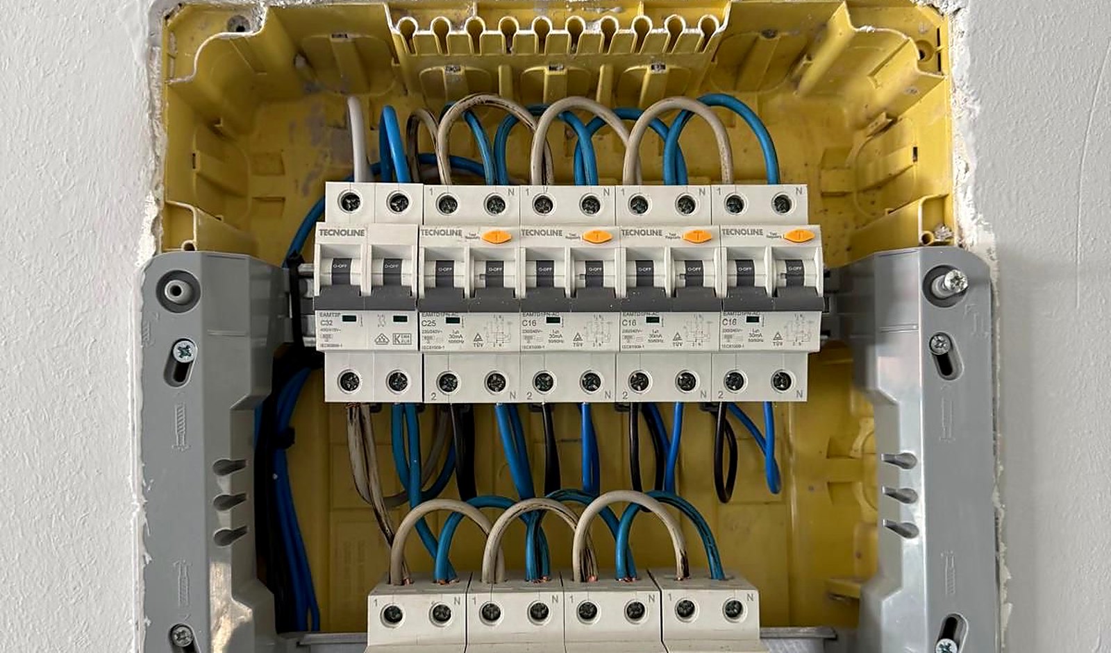 Quadro elettrico rimesso a norma da un tecnico InterFIX
