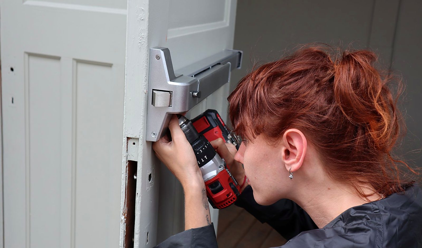 Installazione di una serratura di sicurezza su una porta