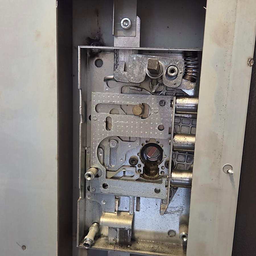 Cilindro nuovo dentro una porta blindata.