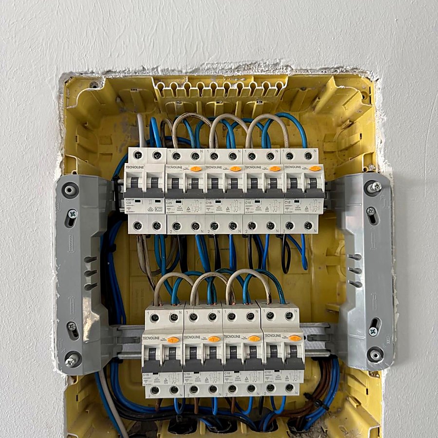 Quadro elettrico rifatto e messo a norma.